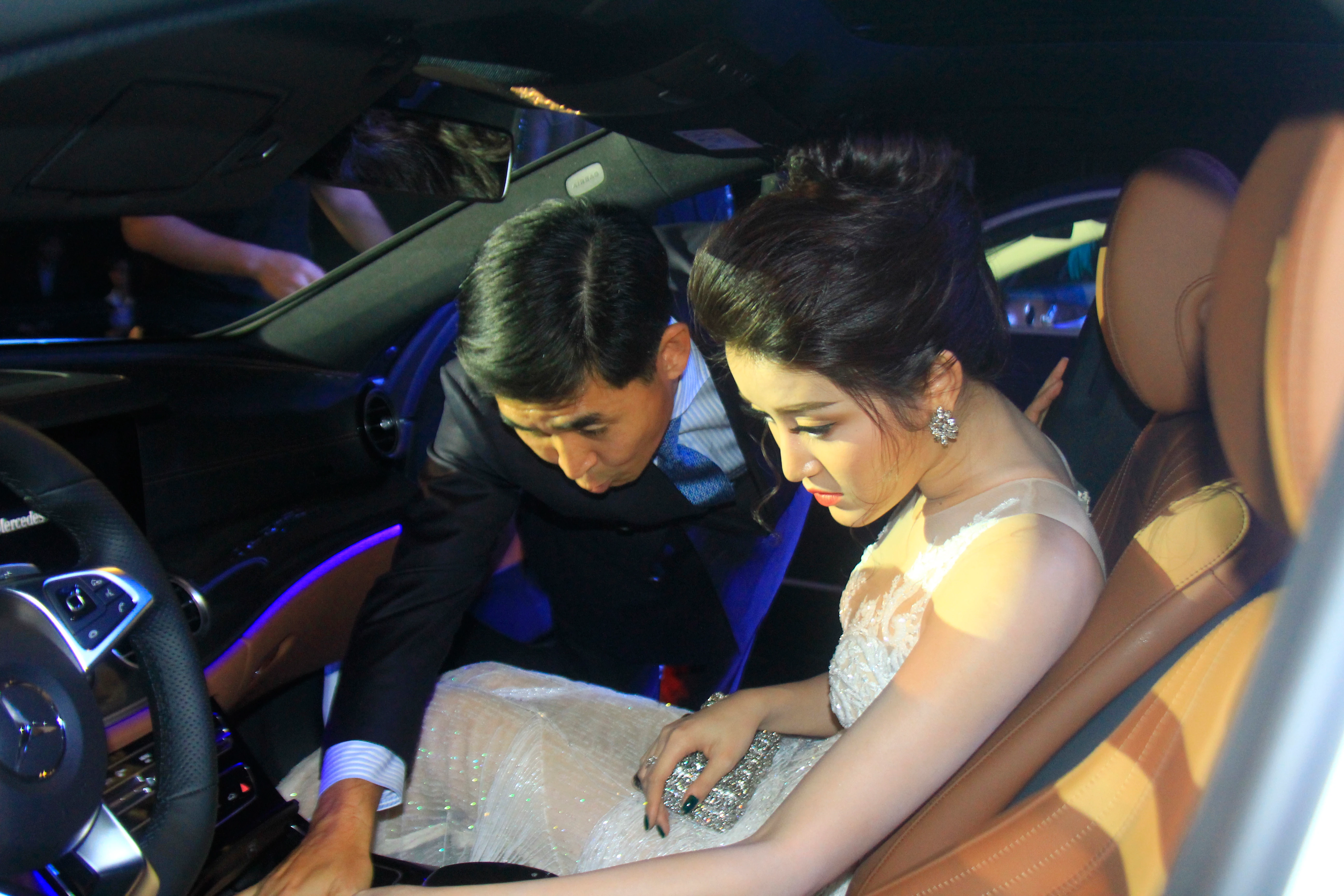 Á Hậu Huyền My khám phá Mercedes E300 giá 3,049 tỷ