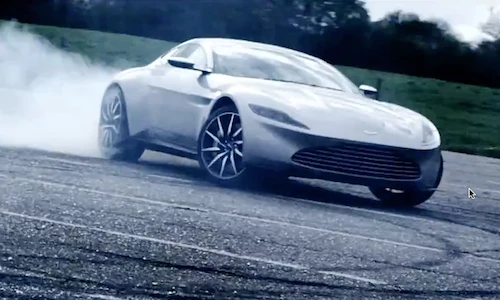 Aston Martin DB10 của James Bond trổ tài “vẽ” trên đường băng