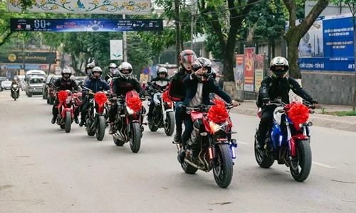 Dàn môtô phân khối lớn "rầm rộ" rước dâu tại Cao Bằng