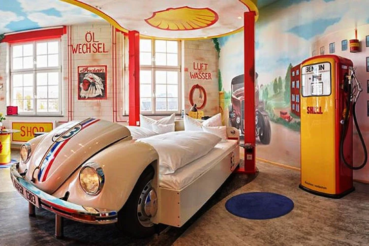 V8 Hotel - khách sạn với giường ngủ ôtô, xe máy độc nhất thế giới