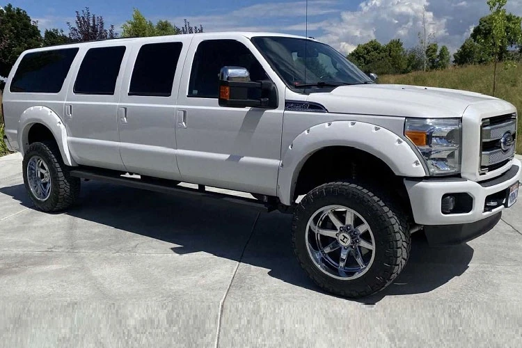 Ford F-250 độ 6 cửa phong cách limousine rao bán 1,38 tỷ đồng