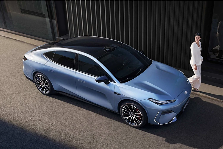 Geely Galaxy E8 2025 mới thêm cảm biến LiDAR, giá từ 21.100 USD