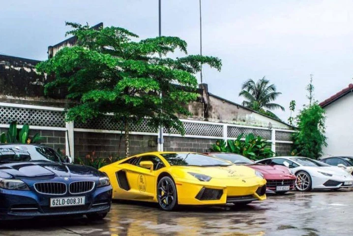 Dàn siêu xe chục tỷ đi ăn "cơm bụi" ở Sài Gòn