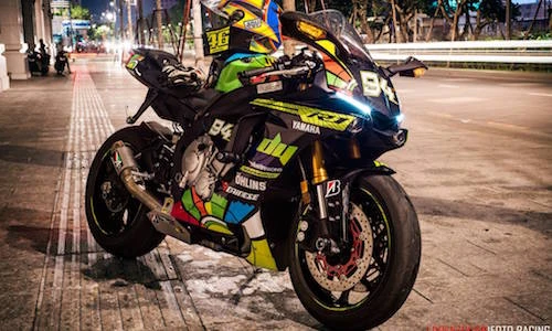 Siêu môtô Yamaha R1 "độ tem đấu cực độc" trên phố Sài Gòn