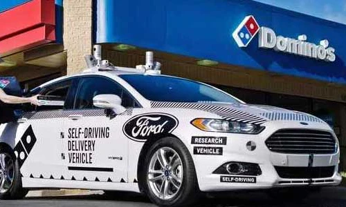 Xem xe ôtô Ford tự lái giao bánh Domino Pizza