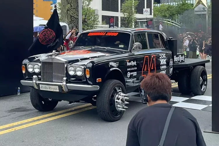 Rolls-Royce bán tải độc nhất, dở chứng nhiều nhất Gumball 3000