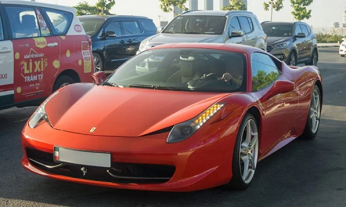 Siêu xe Ferrari 458 Italia tiền tỷ trên phố Sài Gòn