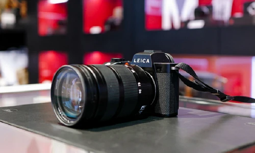 Máy ảnh không gương lật Leica SL2 giá gần 160 triệu đồng