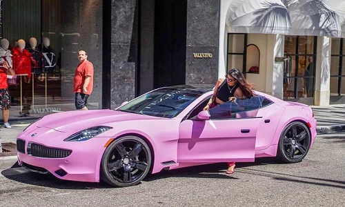 Hoa hậu Phạm Hương "show hàng" bên loạt xe ôtô tiền tỷ