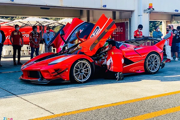 Ngắm siêu xe Ferrari FXX-K Evo triệu đô lăn bánh tại Nhật Bản