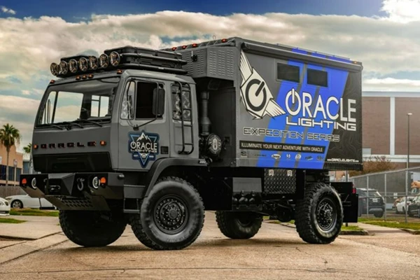 M1079 - chiếc xe camping “chắc như lô cốt” của Oracle Lighting