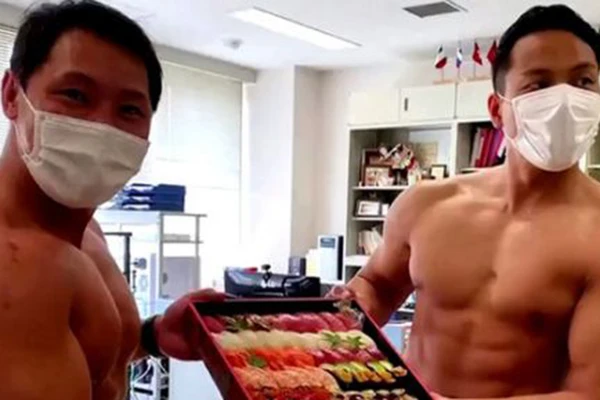 Video: Nhà hàng sushi thuê hot boy bán khỏa thân giao hàng cho khách