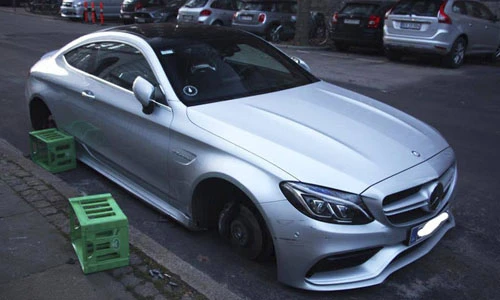 Mercedes-AMG C63S Coupe bị trộm "vặt sạch" 4 bánh xe