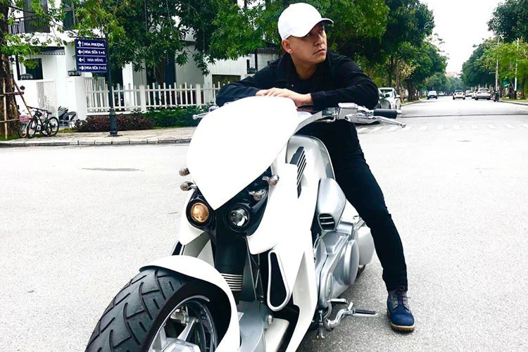 Tuấn Hưng chia tay “khủng long” V-Rex Travertson gần 2 tỷ đồng