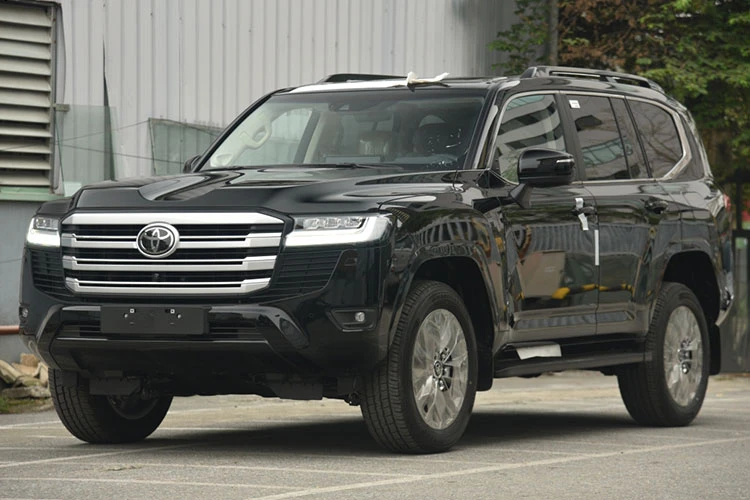 Toyota Land Cruiser LC300 "chủ tịch" đạt doanh số kỷ lục tại Việt Nam