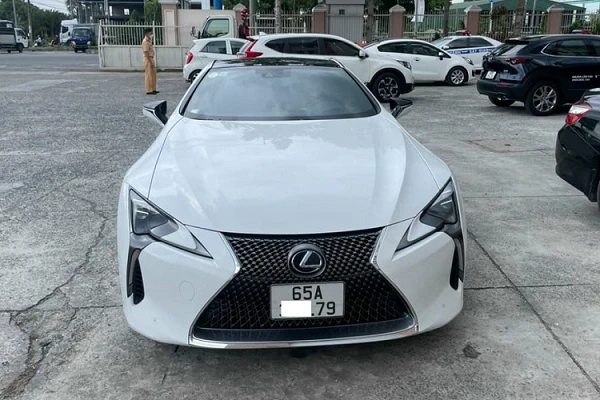 Lexus LC 500h siêu hiếm hơn 7 tỷ tại Việt Nam "làm dâu" Cần Thơ