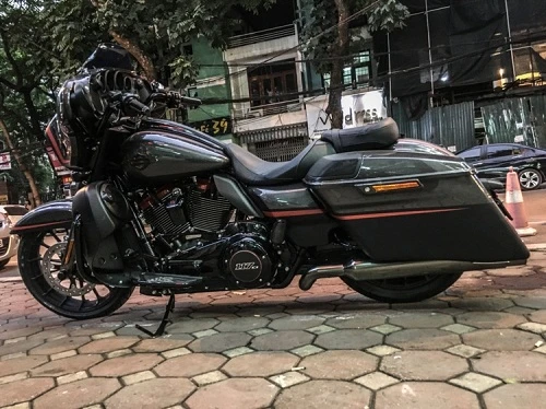 Môtô Harley CVO Street Glide 2018 gần 2 tỷ về Hà Nội 