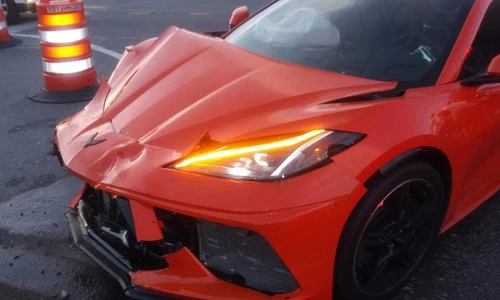 Siêu xe Chevrolet Corvette C8 mới "nát đầu" sau 1 ngày lăn bánh