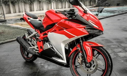 Xem dân chơi độ môtô Yamaha FZ150i thành Honda CBR250RR