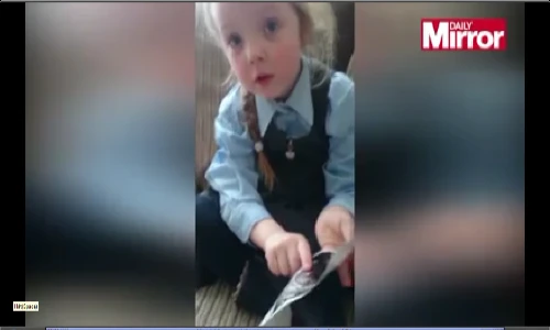 Bé gái hành động đáng yêu khi biết sắp được làm chị