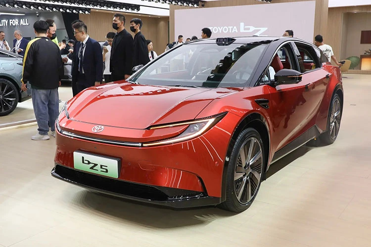 Toyota bZ5 ra mắt - SUV lai Coupe chạy điện từ 465 triệu đồng