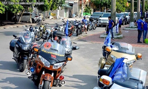 CĐV đất mỏ diễu hành mừng chiến thắng bằng “xế khủng“