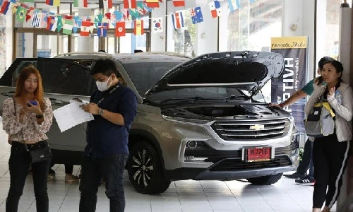 Người dân Thái ùn ùn kéo nhau đi mua xe Chevrolet giá rẻ