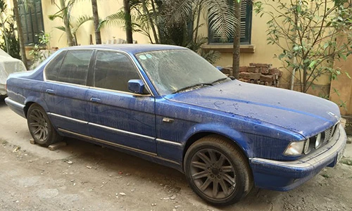 Xế sang BMW 730i phủ bụi, “bỏ xó” ở vỉa hè Hà Nội