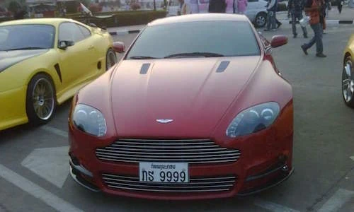 Soi bộ sưu tập siêu xe biển "khủng" của đại gia Lào