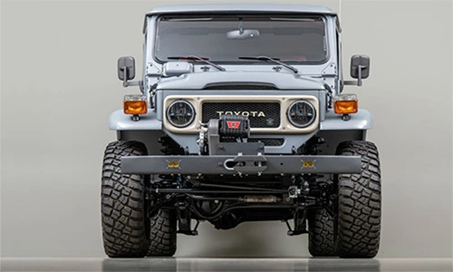 Toyota Land Cruiser cũ phục chế có giá ngang siêu xe