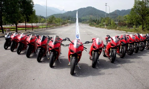 Dàn siêu môtô Ducati Panigale “khoe dáng” tại Hà Nội
