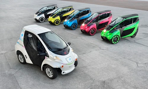 Dàn xe Toyota sặc sỡ náo loạn đường phố