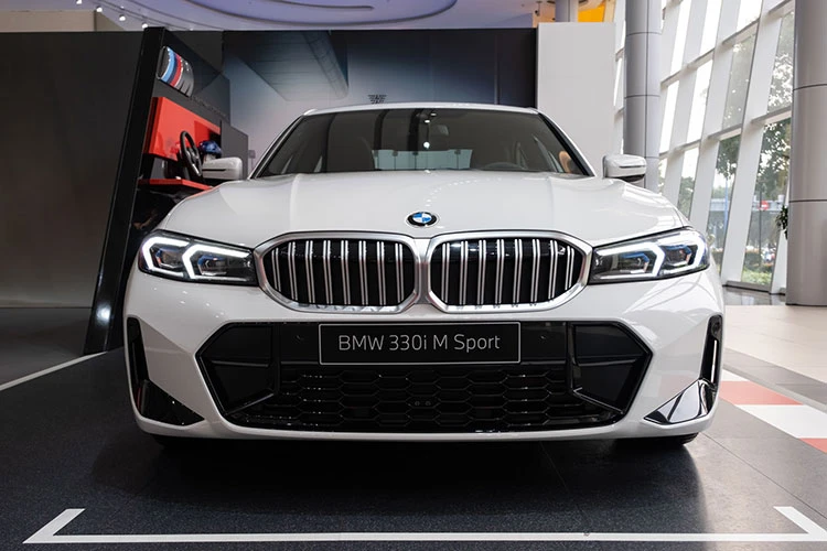 BMW 330i M Sport đang rẻ hơn Mercedes-Benz C300 AMG tới 320 triệu đồng