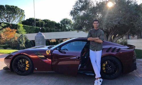 Cristiano Ronaldo tậu siêu xe hàng hiếm Ferrari F12tdf 10 tỷ