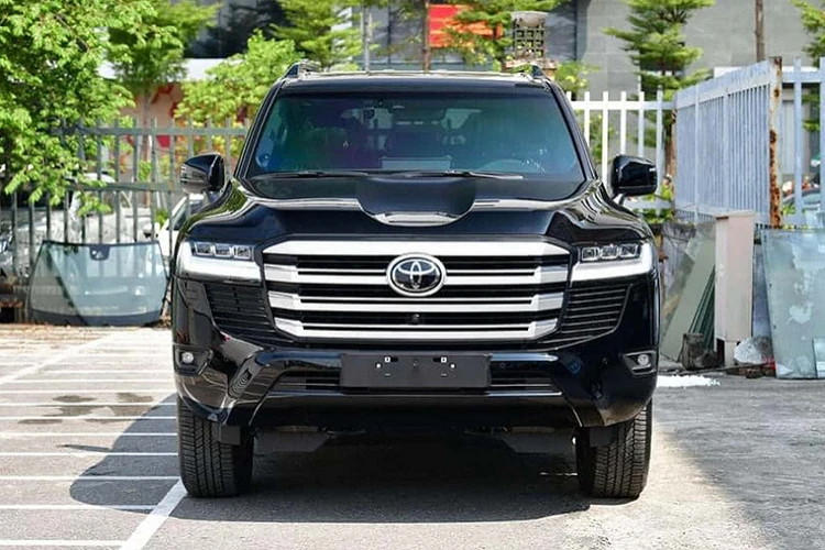 Toyota Land Cruiser 2022 bất ngờ "đội giá" gần 6 tỷ tại Việt Nam