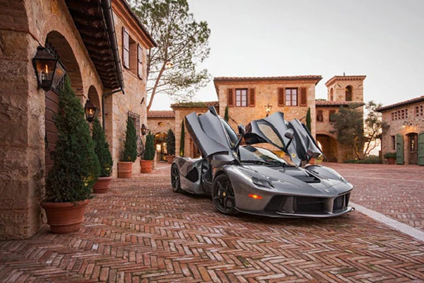 Siêu xe LaFerrari sở hữu nội thất da cá sấu hơn 3,5 tỷ đồng