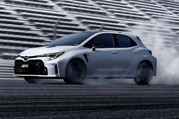 Toyota GR Corolla 2023 quá “hot”, hãng phải quay xổ số để bán xe