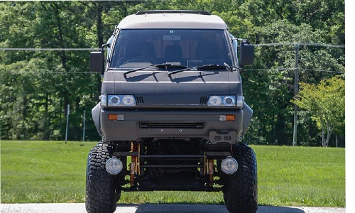 “Quái vật” minivan Mitsubishi Delica giá 216 triệu đồng