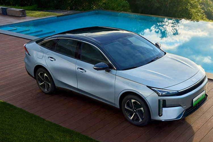 Geely Galaxy L6 EM-i PHEV 2025 lộ diện hình ảnh chính thức