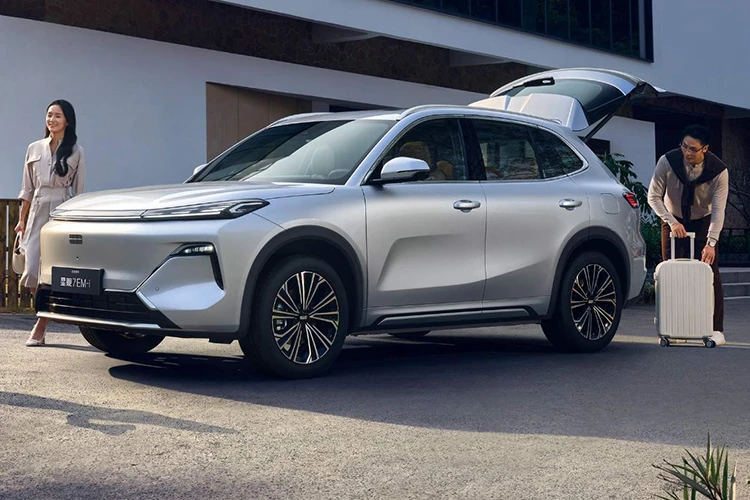 Geely Galaxy L7 EM-i giá rẻ, "uống" hơn 1 lít xăng chạy 100km