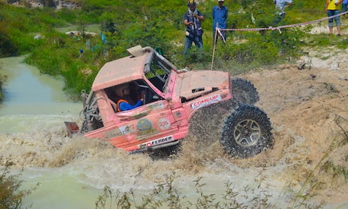 Hàng chục ôtô “khủng” tại giải đua địa hình quốc tế VN