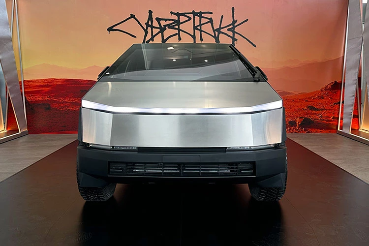 Tesla Cybertruck bằng "xương bằng thịt" tại Thái Lan, Minh Nhựa phát thèm