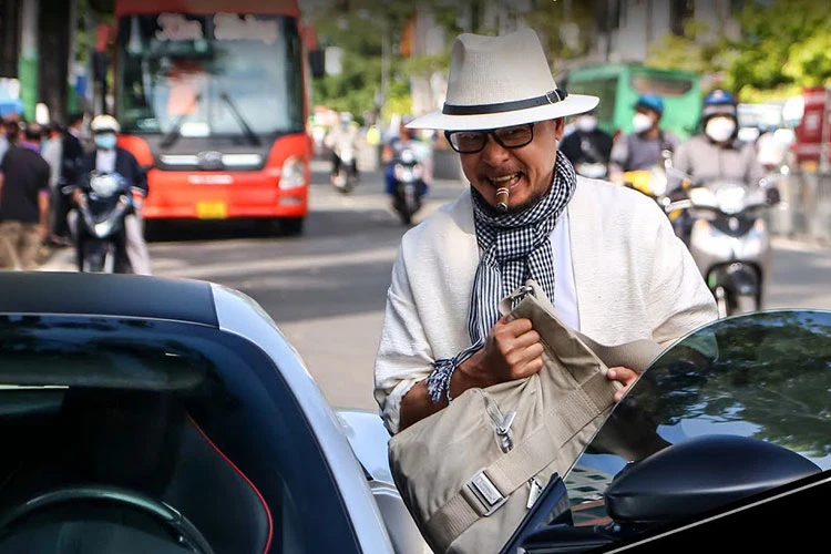  Ferrari Roma hơn 20 tỷ của "vua cà phê Việt" trên phố Sài Gòn