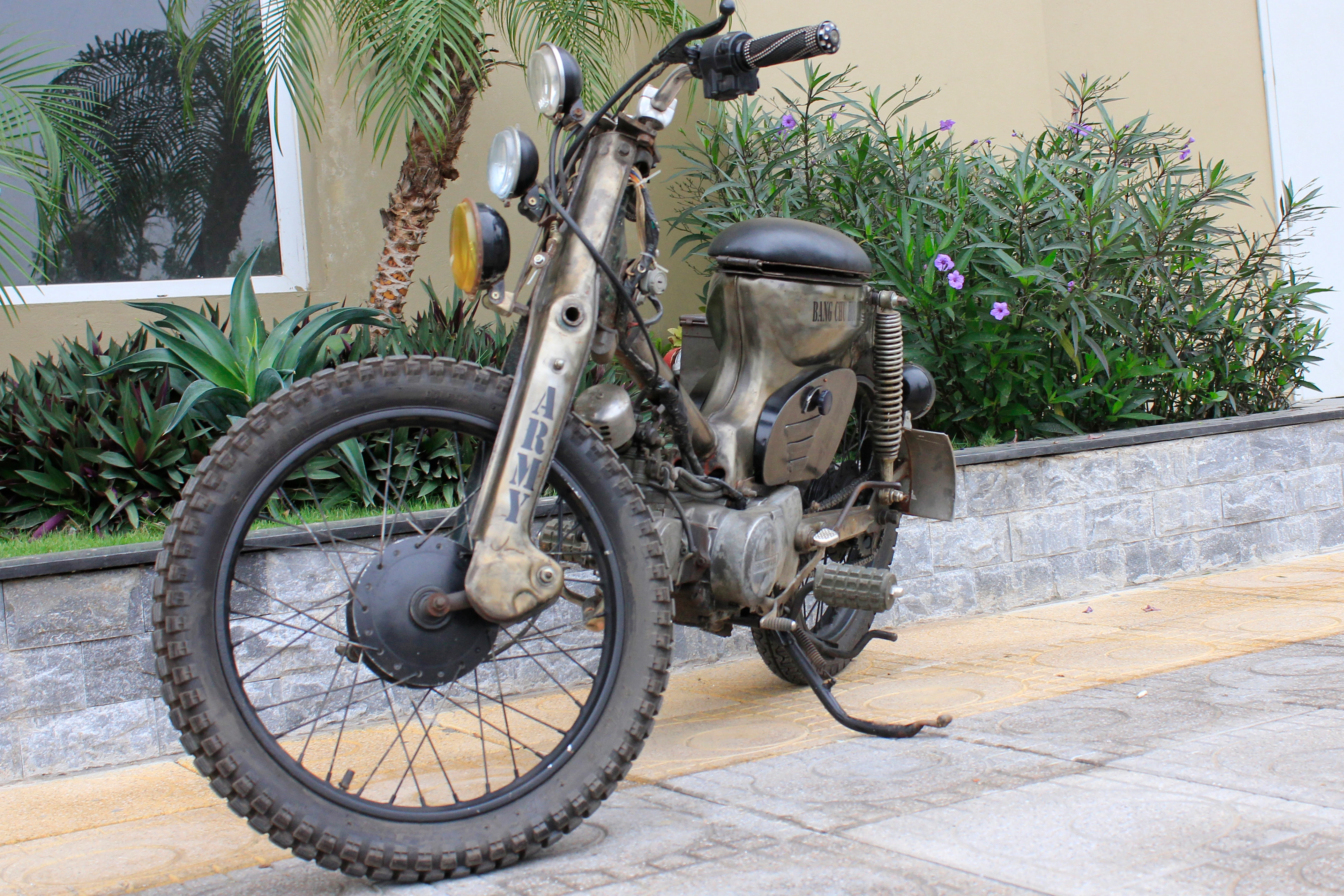 Honda Cub 81 độ phong cách “đồng nát” siêu độc tại VN