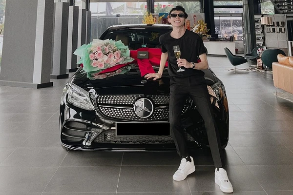 Bạn trai DJ Mie tậu Mercedes-Benz C300 AMG gần 2 tỷ đồng