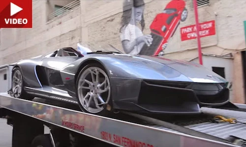 Chris Brown mặc áo rách tới nhận siêu xe 4 tỷ