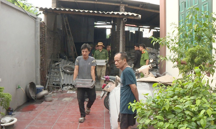 Cơ sở cô đúc nhôm trái phép gây ô nhiễm bị lực lượng Công an xã Văn Môn phát hiện. 11.jpg