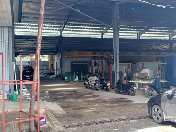 Khu đất Trường trung cấp nghề Công đoàn Việt Nam biến thành nơi thi công chế tác sản phẩm khung nhôm kính. c91412bd-5002-461a-a99a-6fb73e4bfbdf.jpg