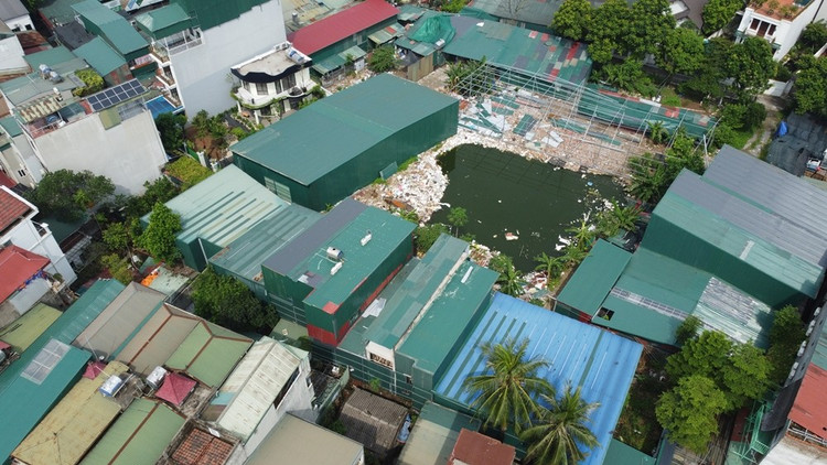 Tình trạng xây dựng trên đất nông nghiệp ở khu vực phố Trần Điền có dấu hiệu tiếp tục diễn ra phức tạp. Nhiều công trình đang trong giai đoạn hoàn thiện, che mắt bằng việc quây tôn phía ngoài. 5.jpg