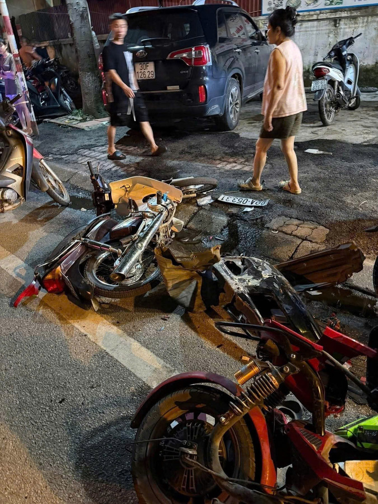 Các phương tiện bị va chạm nằm la liệt. 69380f68-0e08-4504-8e24-48a5f98f23df.jpg